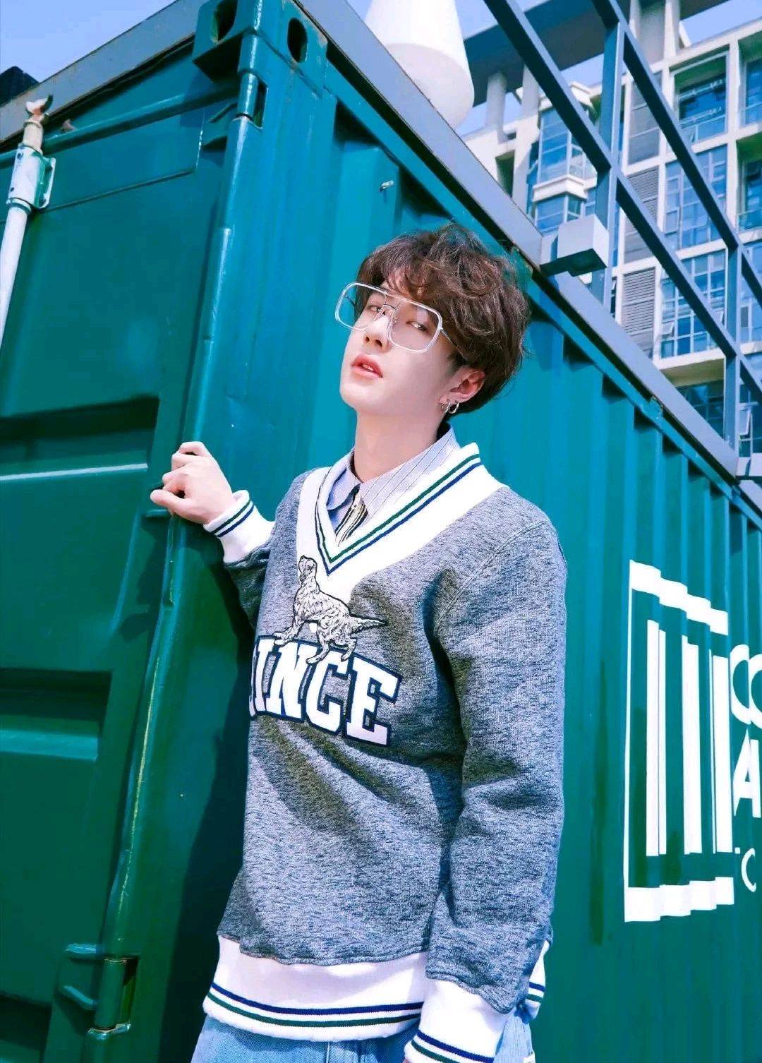 色调|当酷盖王一博与温柔针织衫碰撞，最经典时髦的5种穿法，可A可奶