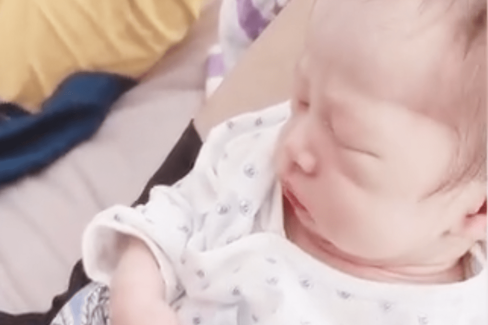 因为|大一新生放暑假回家，发现爸妈趁自己不在，生了个小18岁的二胎