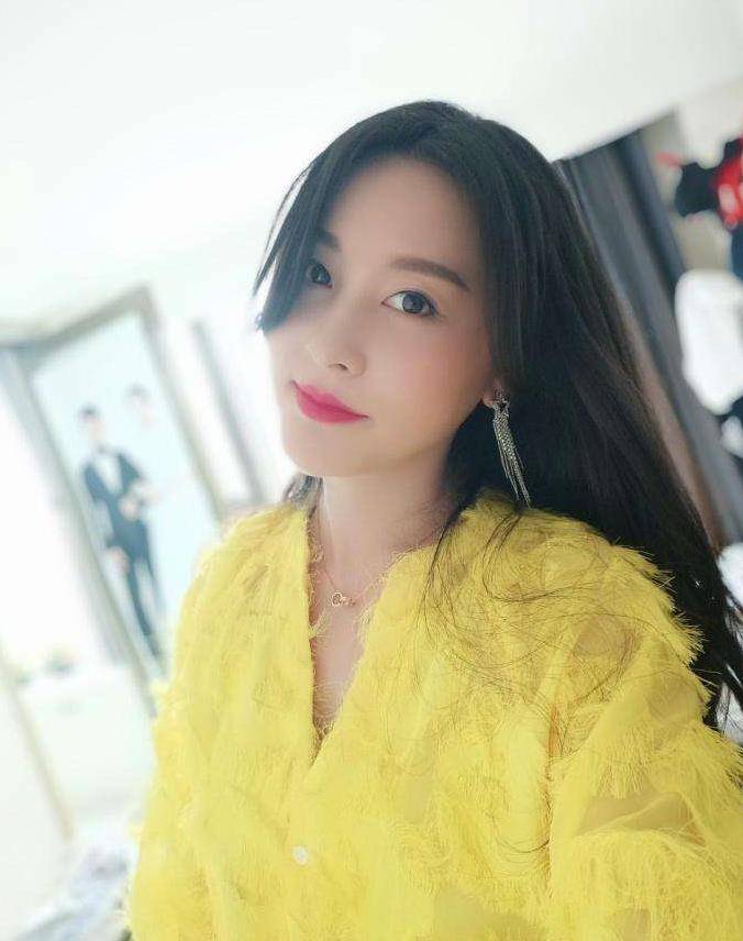 但是嘎子哥并没有迎娶娱乐圈内的美女,而老婆郭姗姗也是一个圈外人