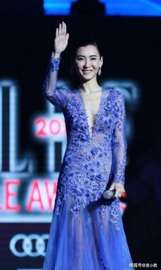 勾边|张柏芝真不怕走光，穿薄纱连衣裙领口直接开到腰，性感有女人味