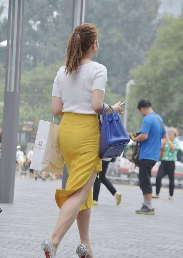 高跟鞋|黄色高腰裙搭配白色半袖,微胖身材搭配会更好看,少不了高跟鞋