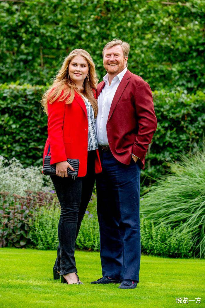 威廉-亚历山大|荷兰王室夏季合影明艳欢快 女王储沉稳有范 小公主笑容纯真烂漫