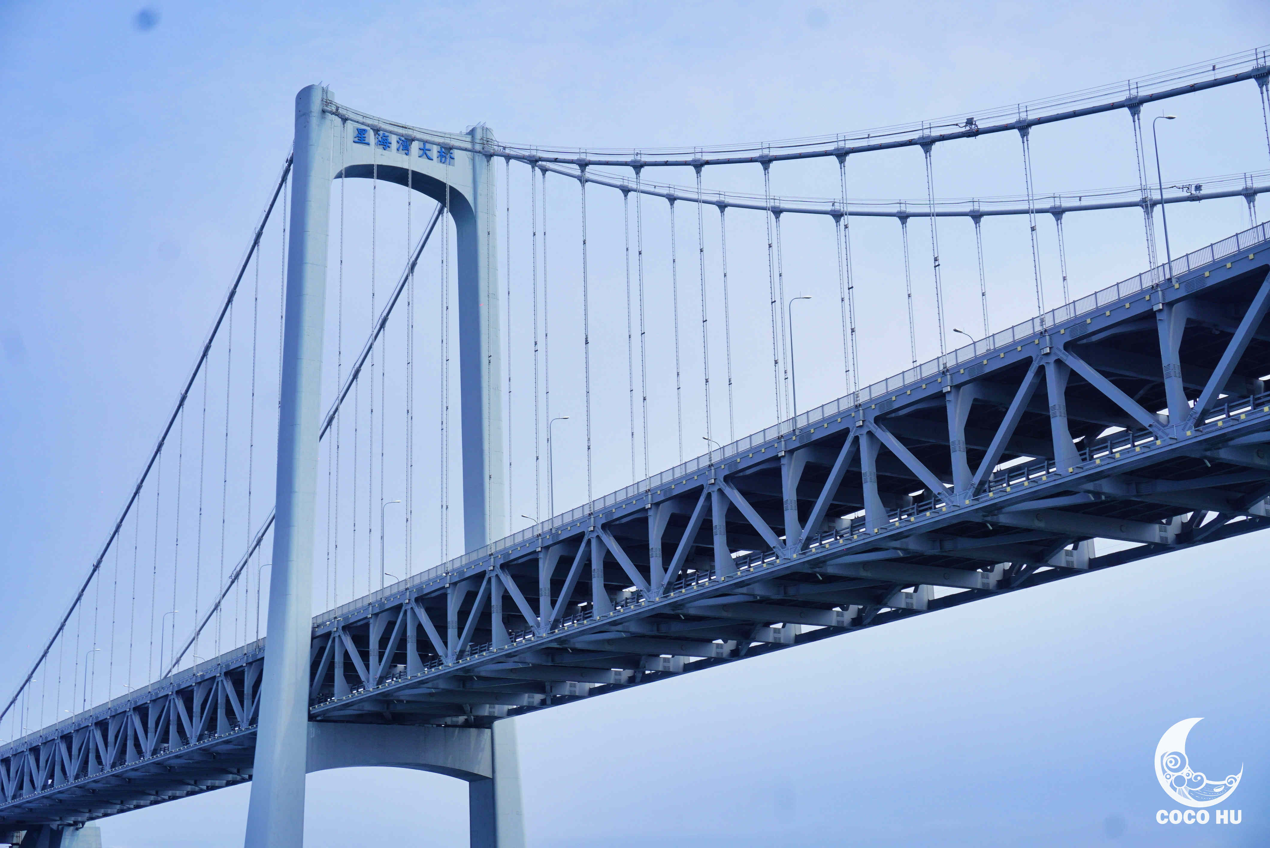 桥,海上风景独好,背景中的城市一片繁华盛景……逛吃大连的美味食光有