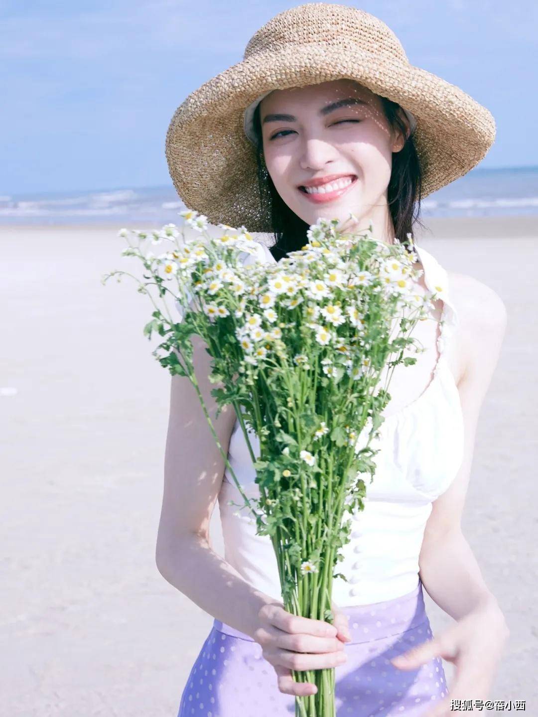 钟楚曦|钟楚曦的身材真绝了，穿吊带上衣没赘肉，配半身裙曲线流畅好吸睛