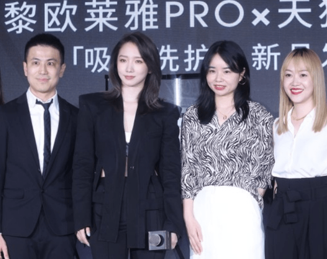 设计|孟美岐的打扮真飒，黑西装都能穿得这么特别，既显身材还显曲线