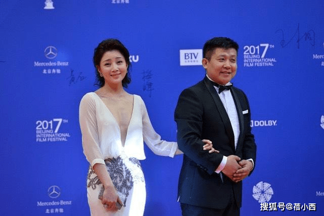 设计|殷桃又现馋人“饱满”身材，穿连衣裙领口开到腰，看着都怕她走光