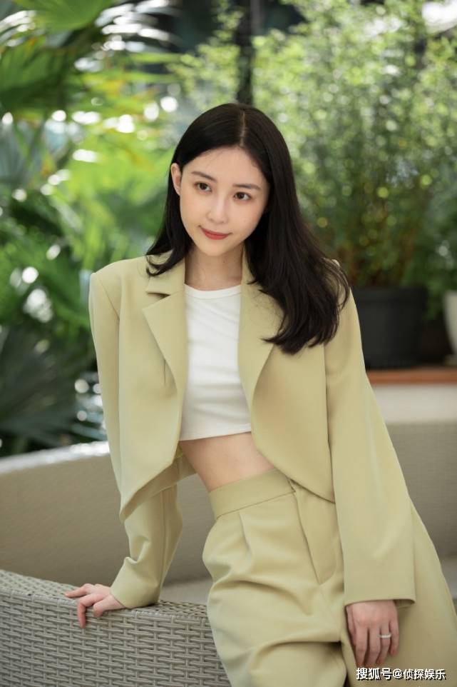 潘帅|宣云晒潘玮柏视角撒糖，穿吊带衫秀细腰好身材，被赞气质非凡