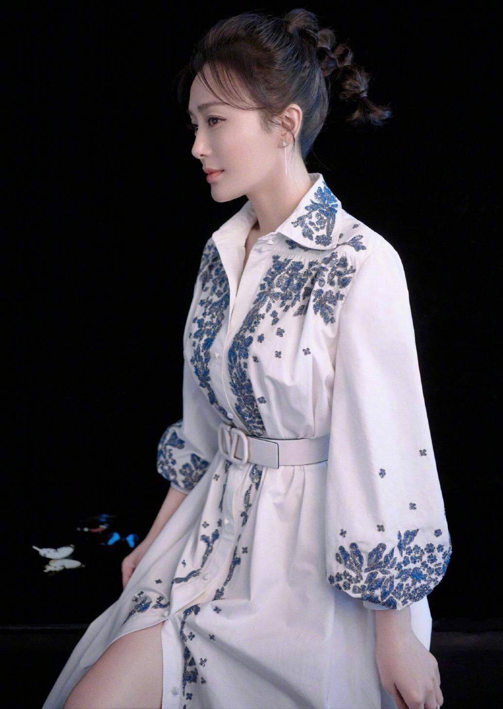 身材|秦岚与小16岁吴宣仪穿同款小黑裙，终于明白“气质”与年龄无关