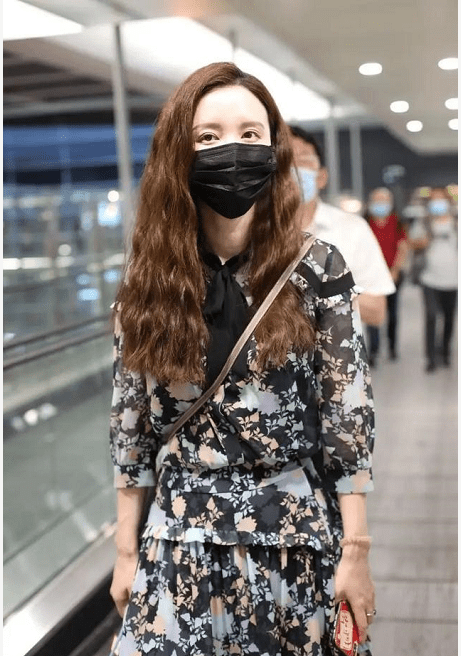 张萌|张萌走机场挺招摇，一身花衣花裙高调却不俗气，老板娘真是洋气人