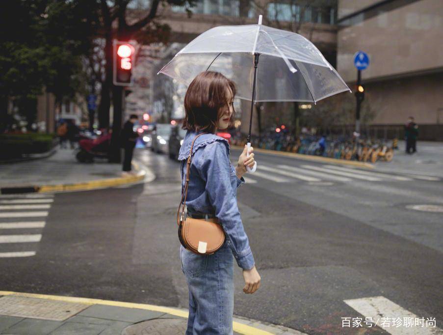 小姑娘|袁姗姗颜值真的高，出门穿得比大妈还老，也能穿出小姑娘的感觉