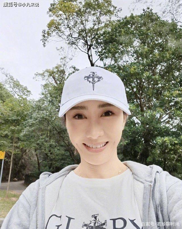 呢子|黎姿都是三个女儿的妈了,淡妆出镜还是这么美,两个小酒窝太显嫩