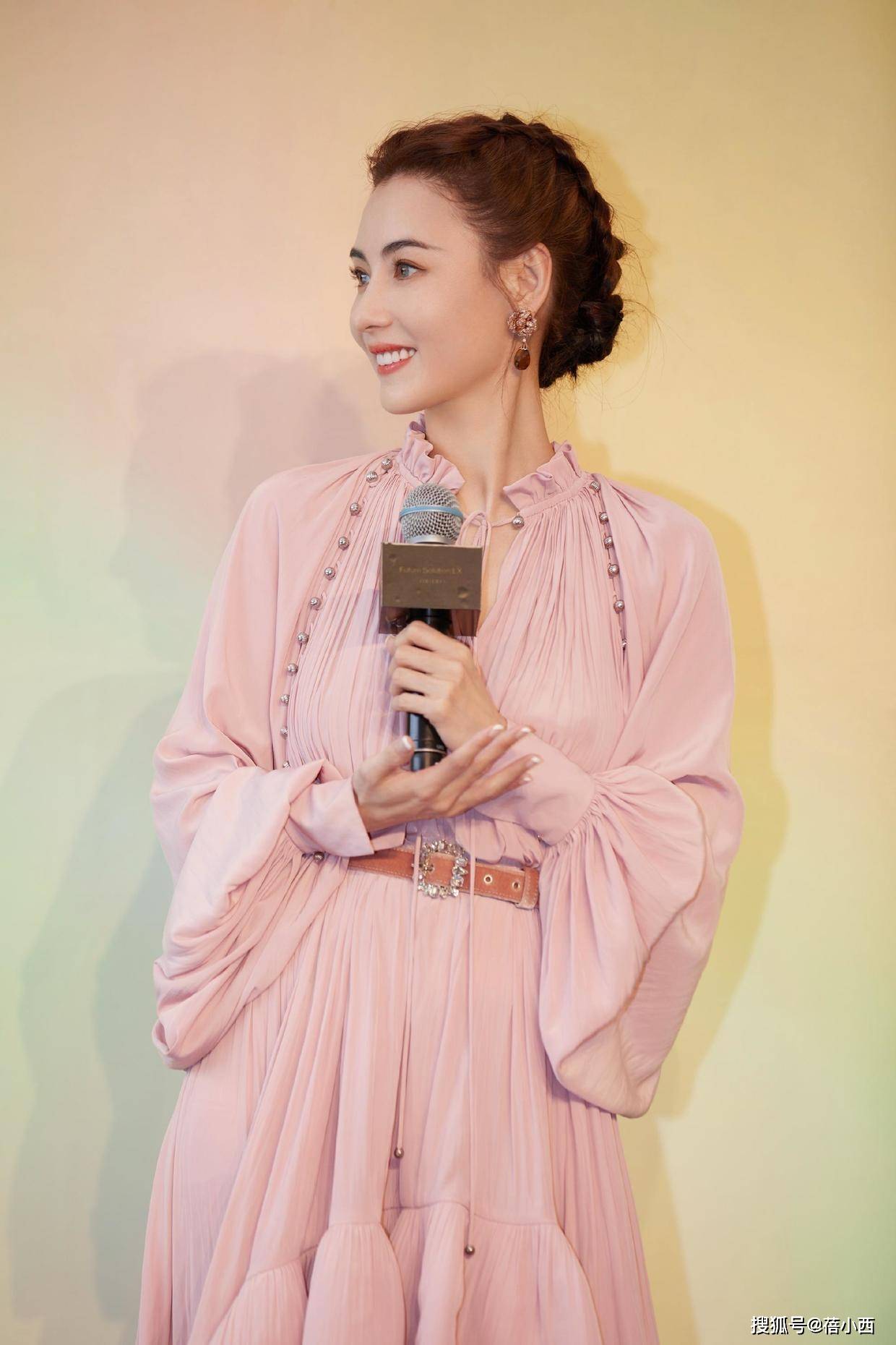 勾边|张柏芝真不怕走光，穿薄纱连衣裙领口直接开到腰，性感有女人味