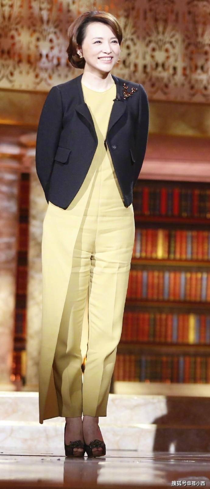 设计|董卿又展现高级感！穿西装内搭连体裤优雅又时髦，40+女性可照穿