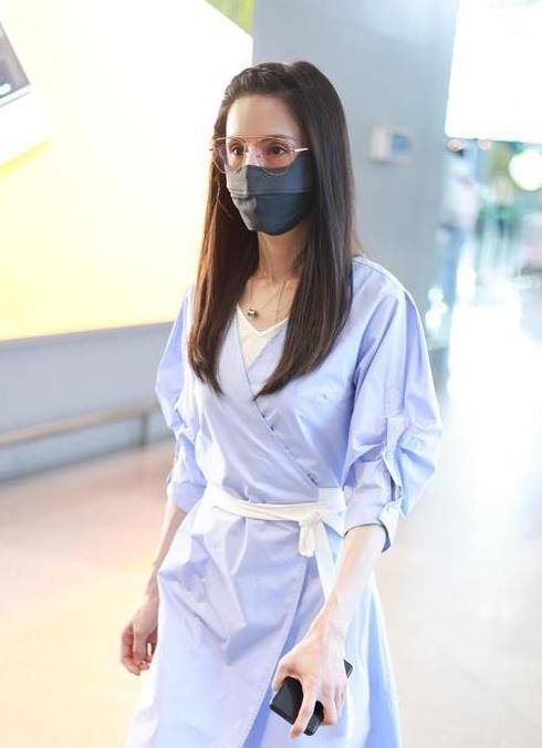 效果|54岁李若彤保养得好，光洁肌肤穿连衣裙，气质少女咋看咋显嫩