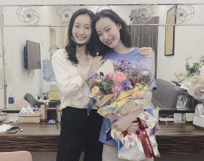 颜色|王鸥素颜与红唇倪妮同框比美，穿基础款的T恤与衬衫，美得不敢认