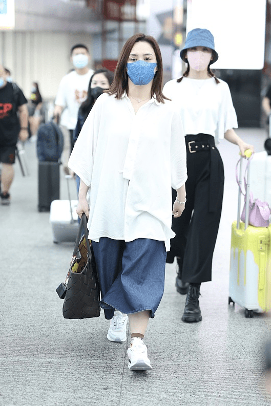显得|阿娇这身穿搭挺清爽的，就是衣服太宽松没什么曲线，腰也看不到了