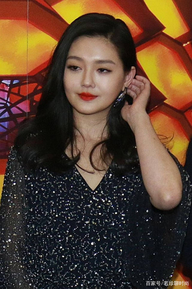 黑色|谁说微胖身材就不美，大s穿这么宽松，看着更有女人味了