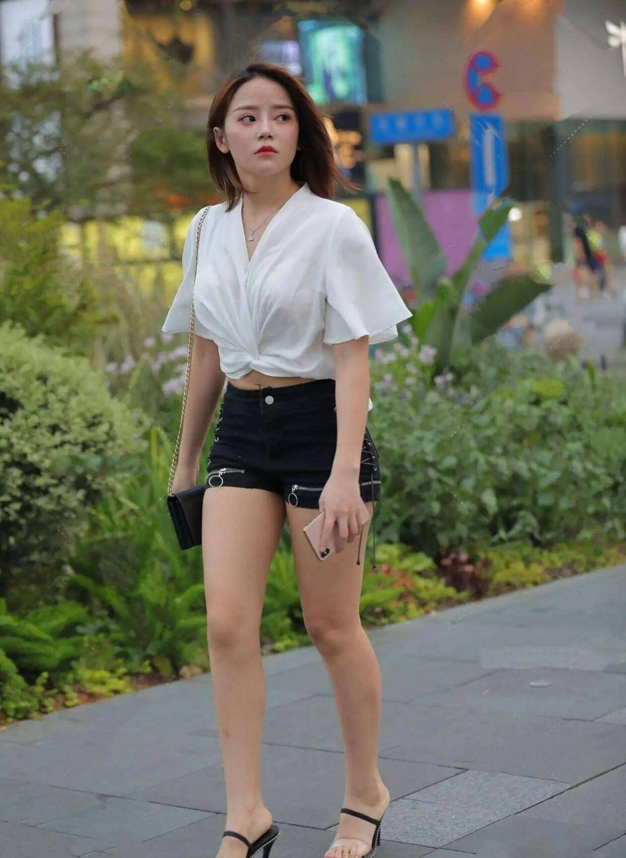 高跟鞋|连衣裙已经疲劳了,今夏不如换一款“短裤”,这样穿时髦又显腿长