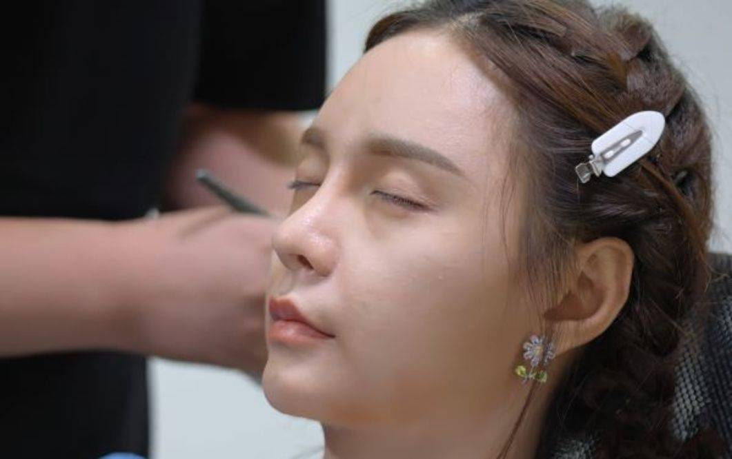 沈梦辰当众卸妆,擦掉粉底和眼线皮肤不黑,但肤质却令人意外_节目