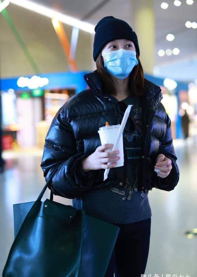 苗苗|苗苗产后机场首秀，产后3月发福胖一圈，胯变宽“妈妈肚”好大