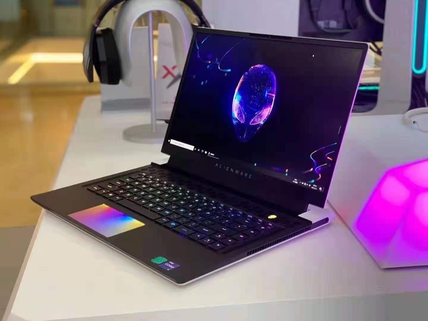 上海外星人人民广场来福士旗舰店 全新x系列笔记本的黑科技_产品