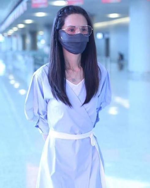 效果|54岁李若彤保养得好，光洁肌肤穿连衣裙，气质少女咋看咋显嫩