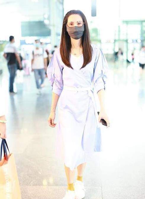 效果|54岁李若彤保养得好，光洁肌肤穿连衣裙，气质少女咋看咋显嫩