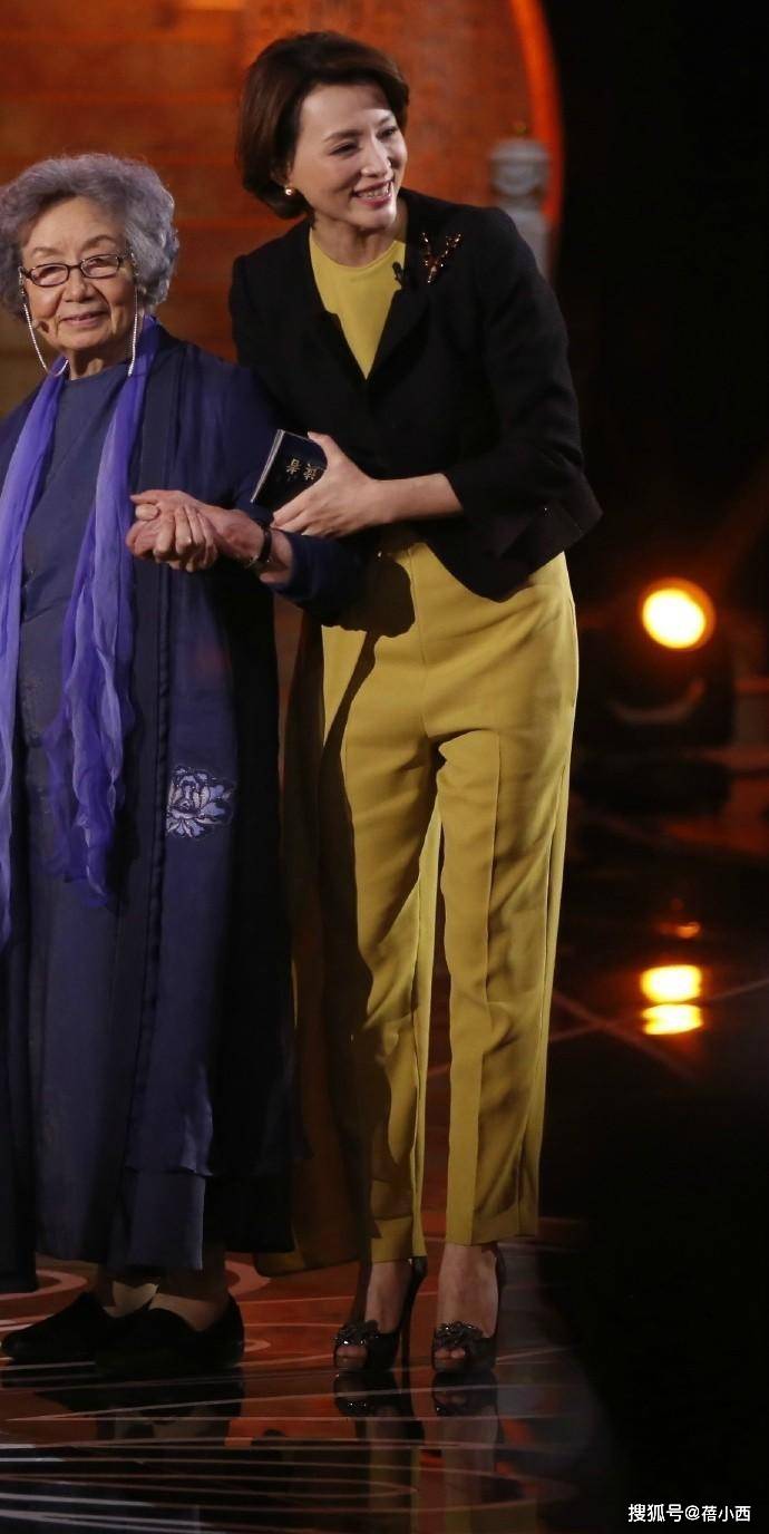 设计|董卿又展现高级感！穿西装内搭连体裤优雅又时髦，40+女性可照穿