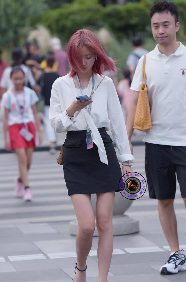 弧度|连衣裙让你展现减龄气质，自然魅力散发出来，优雅气质尽显