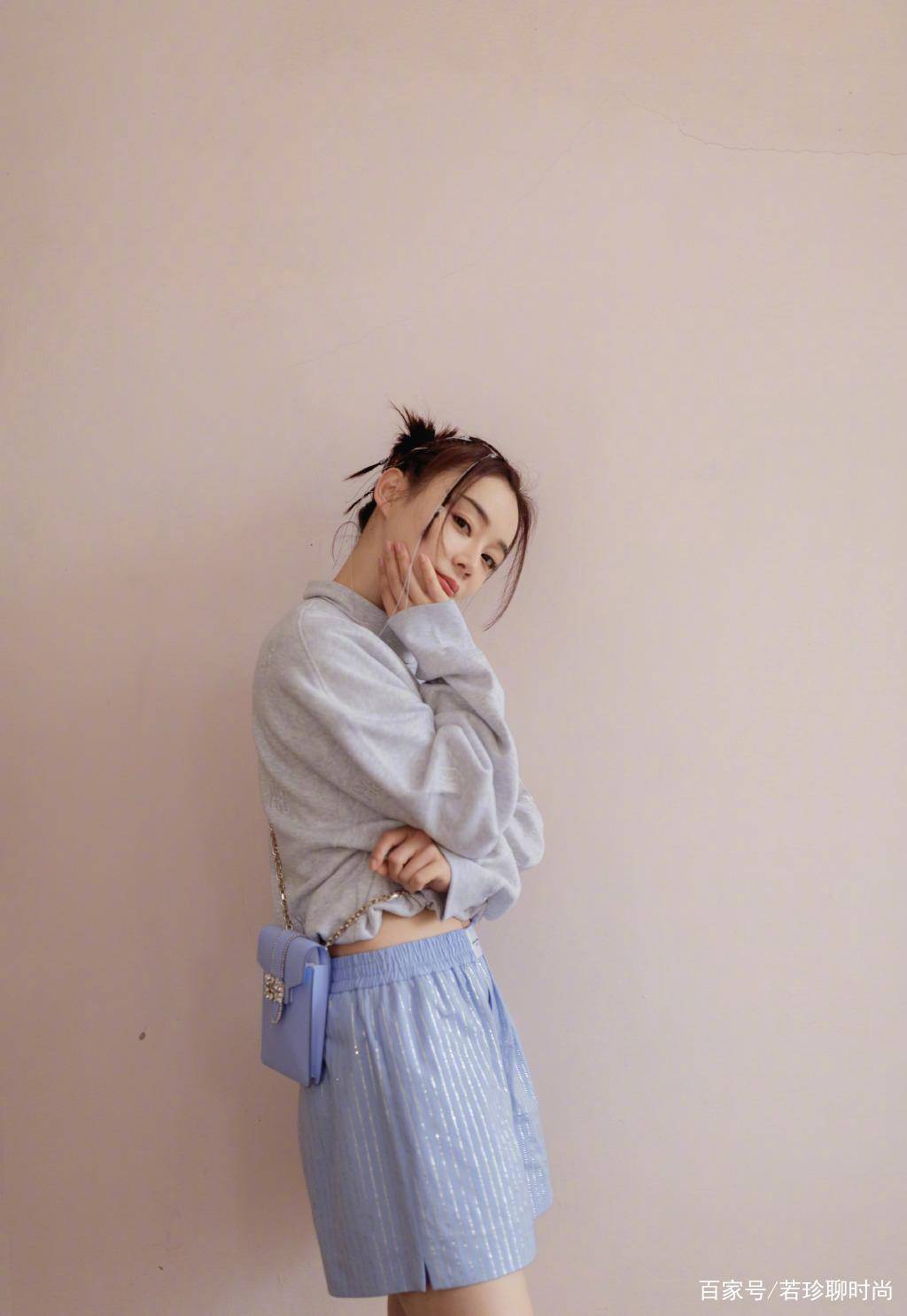 小姑娘|袁姗姗颜值真的高，出门穿得比大妈还老，也能穿出小姑娘的感觉