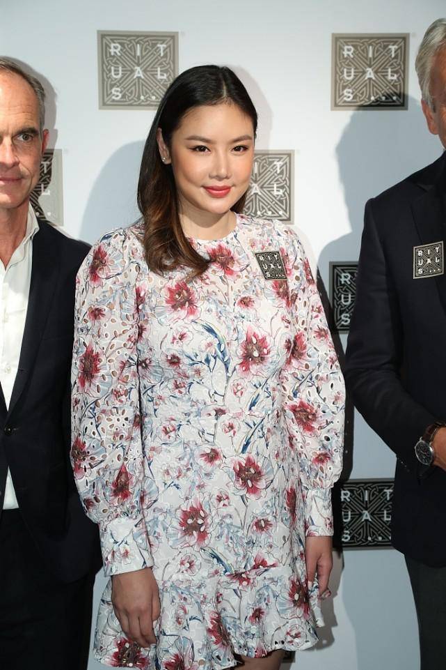 设计|乐基儿当妈后＂心宽体胖＂了，碎花短裙暴露发福曲线，幸好颜值高