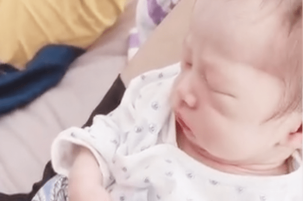 瞬间|大一新生放假回家瞬间被惊住：爸妈趁他不在，竟然偷偷生了个二胎！