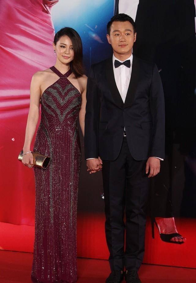 设计|佟大为携妻合体同框,妻子关悦一袭红裙太惹眼,长得英气有气场