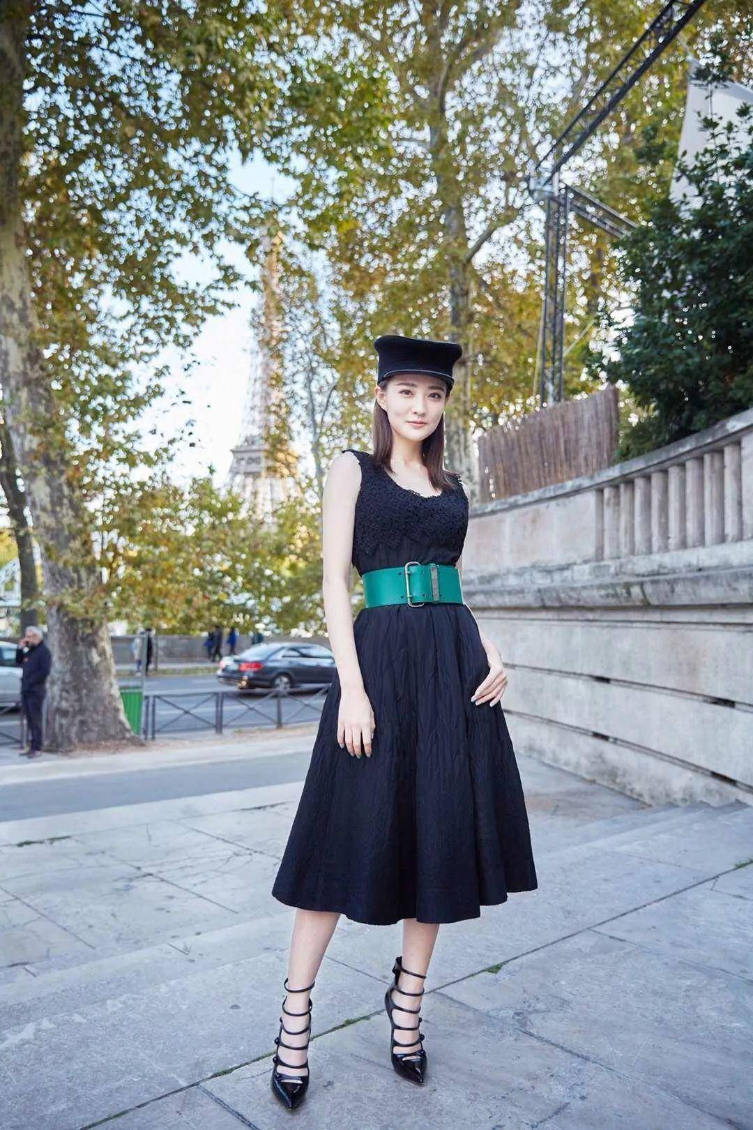 徐璐身材和气质绝了！穿一袭黑色连衣裙配​绿色腰带，显瘦又洋气