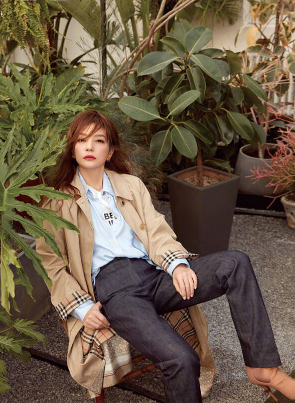 黑色|奔四女人别总羽绒服配打底裤，学赵薇这样穿时髦又高级，美到犯规