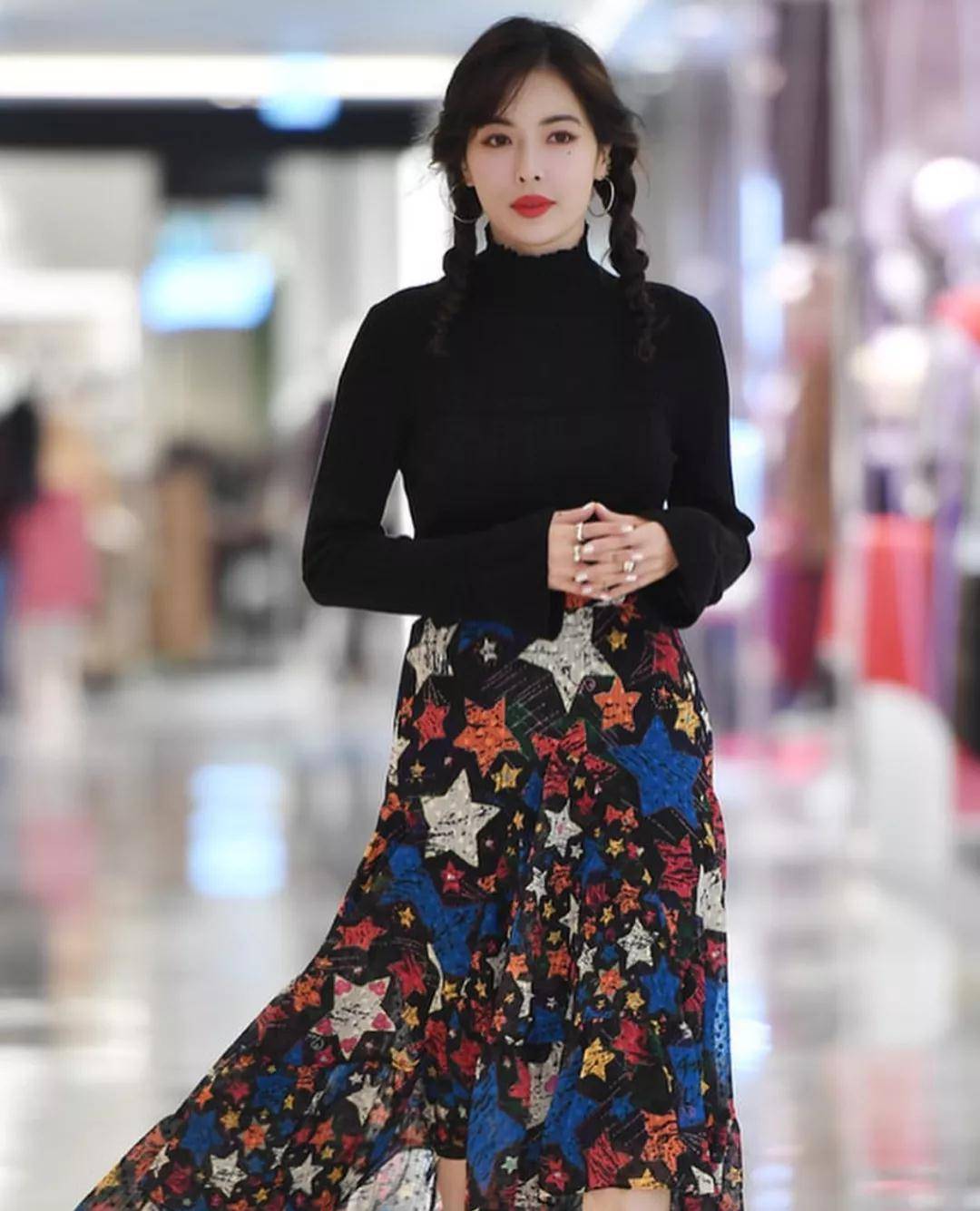 大衣|入夏先别买打底衫,瞧瞧明星都穿的“堆堆领针织衫”,谁穿谁美