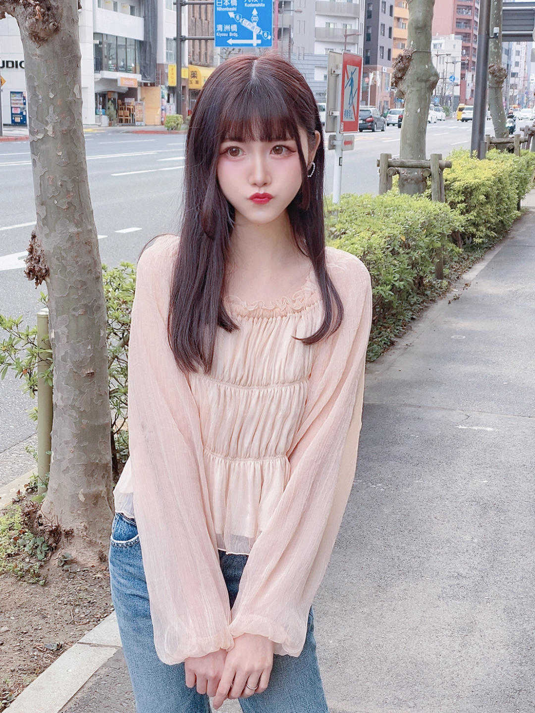 裤带|夏天穿牛仔裤，这四个款式上衣更符合，精致又耐看