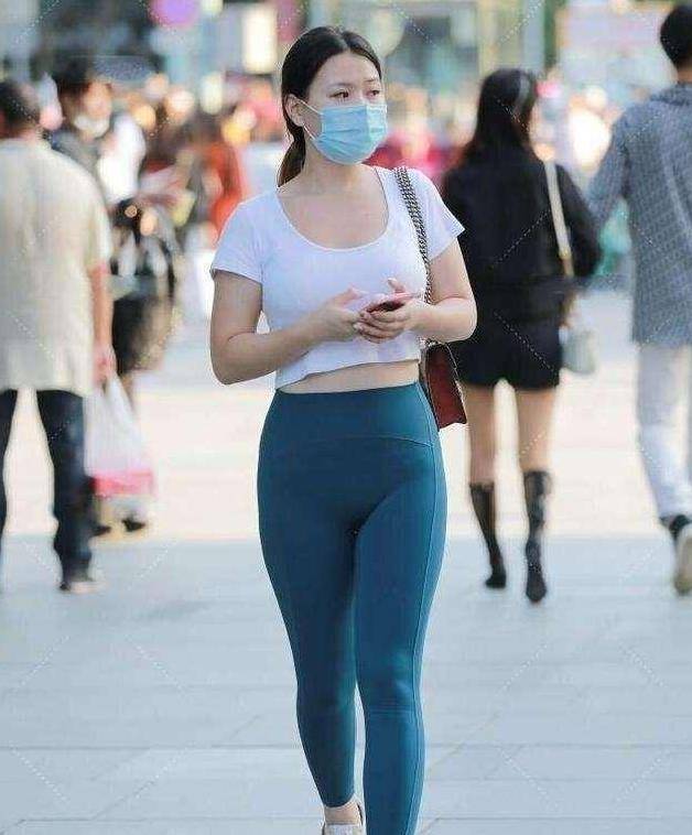 设计|黑色修身连衣裙显瘦,四条肩带设计很有女人味