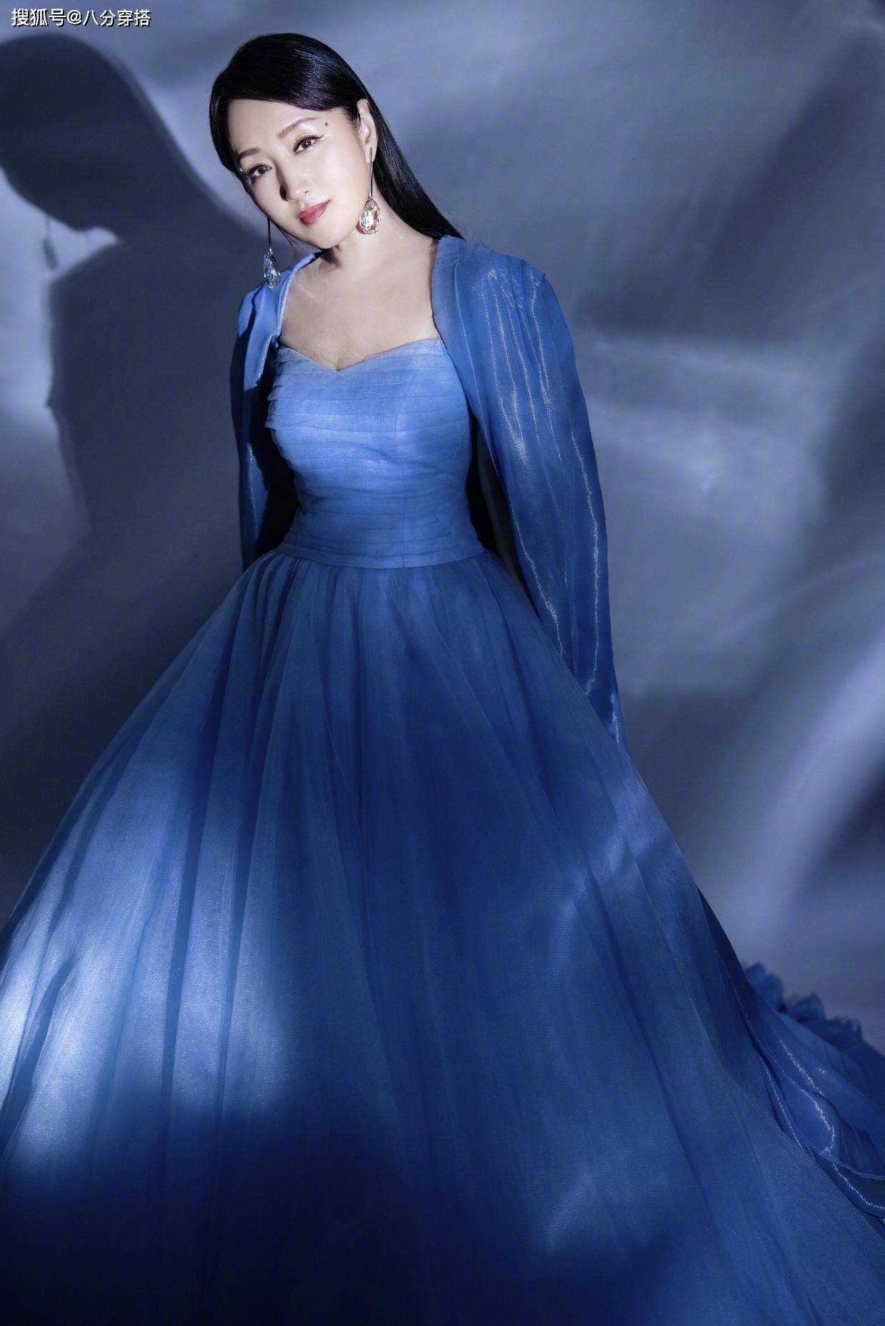 黑色|50岁杨钰莹真是阿姨圈顶流,穿黑裙配渔网袜成熟低调,减龄洋气