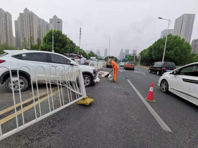 墨水湖大桥突发交通事故,汉阳环卫迅速清障消除安全隐患