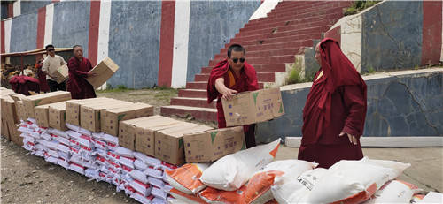 高原爱心行走进四川省甘孜州德格县俄支乡慰问寺院尼姑