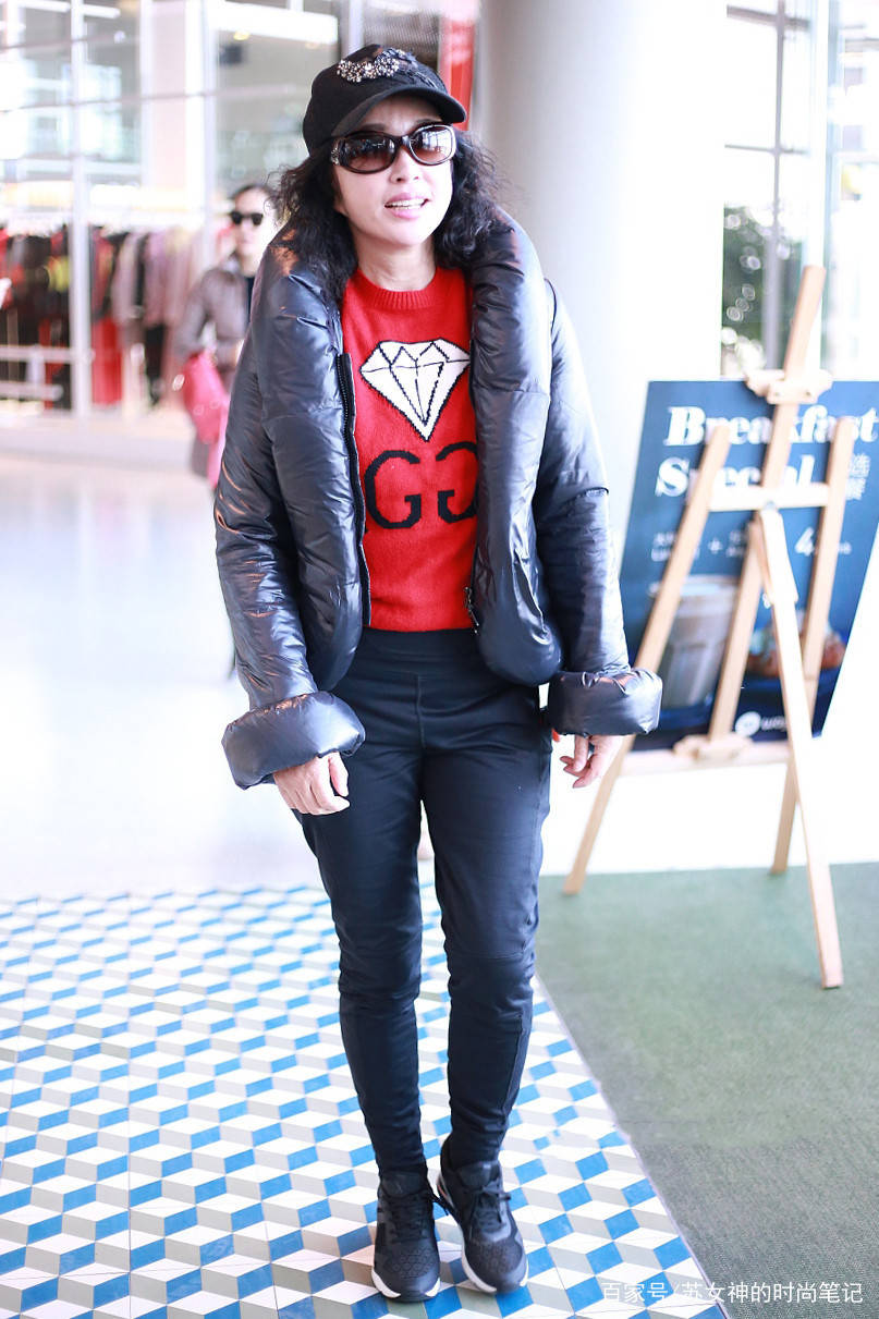 显得|女人过了50岁少穿阔腿裤，跟着刘晓庆这样穿，时髦大气又上档次！