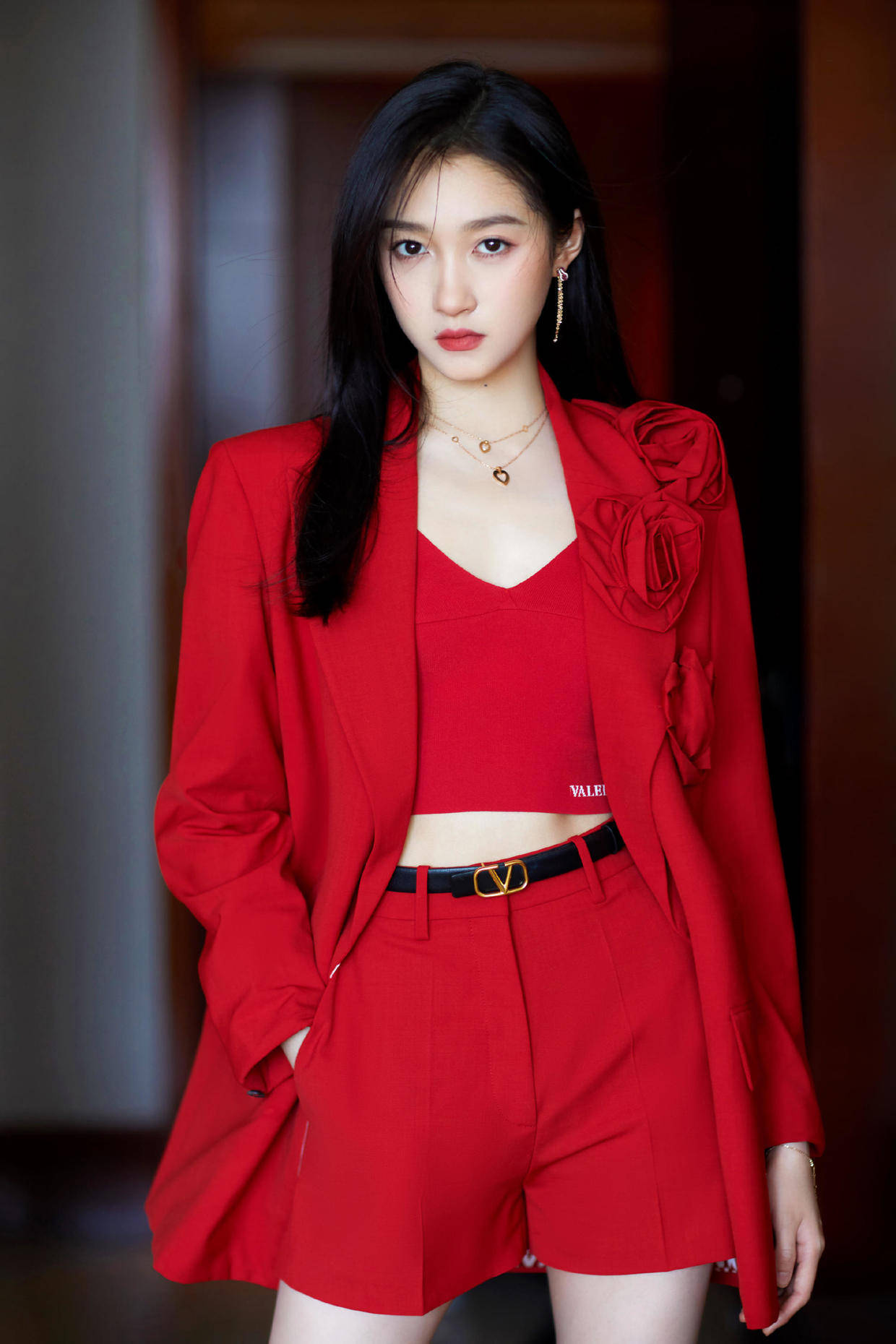 美眉|关晓彤是“胖”了？穿白色吊带连衣裙身材饱满丰润，曲线感满分