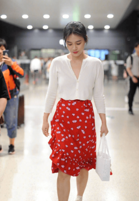 了真|马思纯瘦了真任性！奶奶衫配碎花裙，不仅不显土，意外清新又洋气