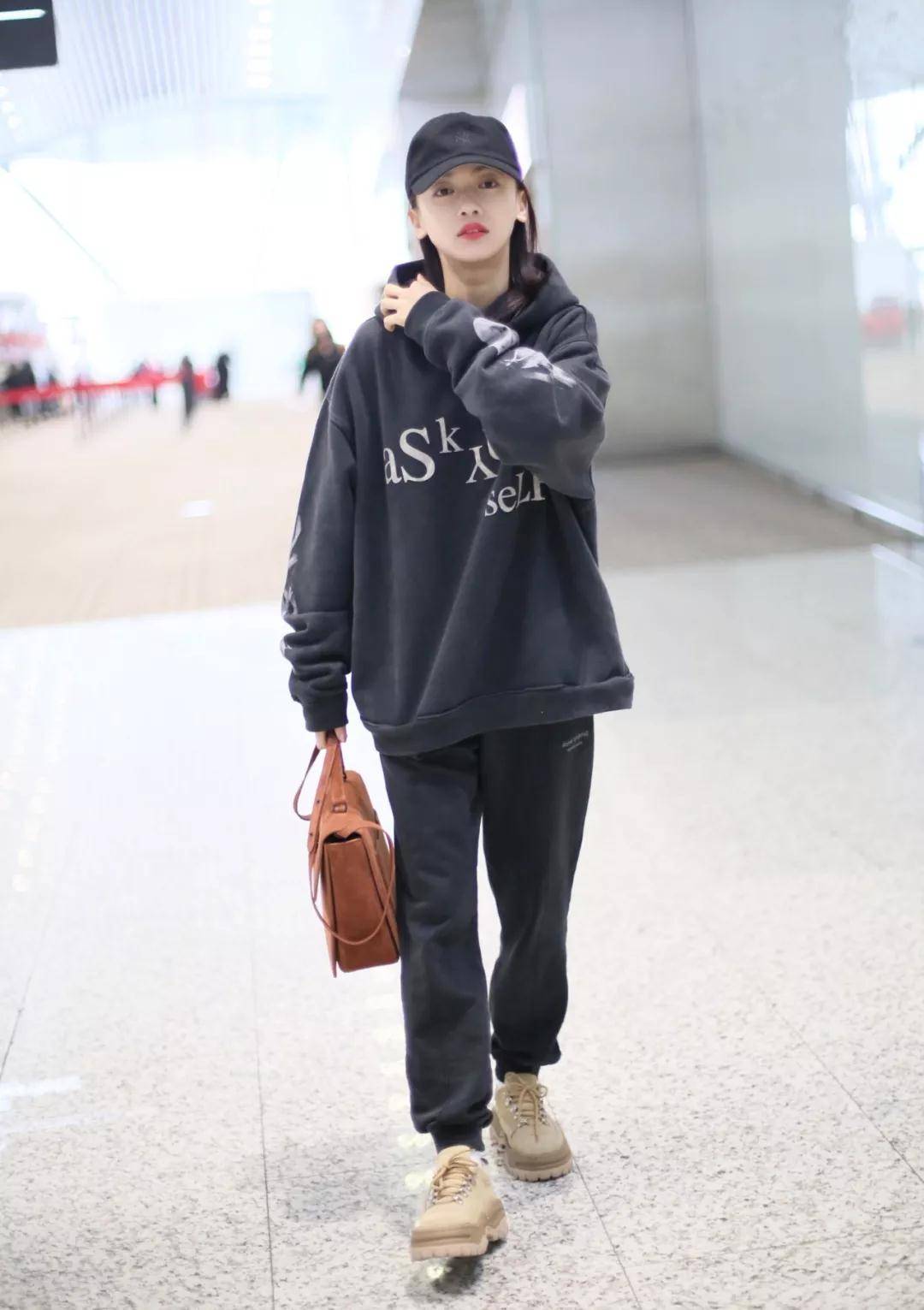 运动鞋|明星们成功穿火了这双“鞋子”,舒适又百搭,减龄效果满分!