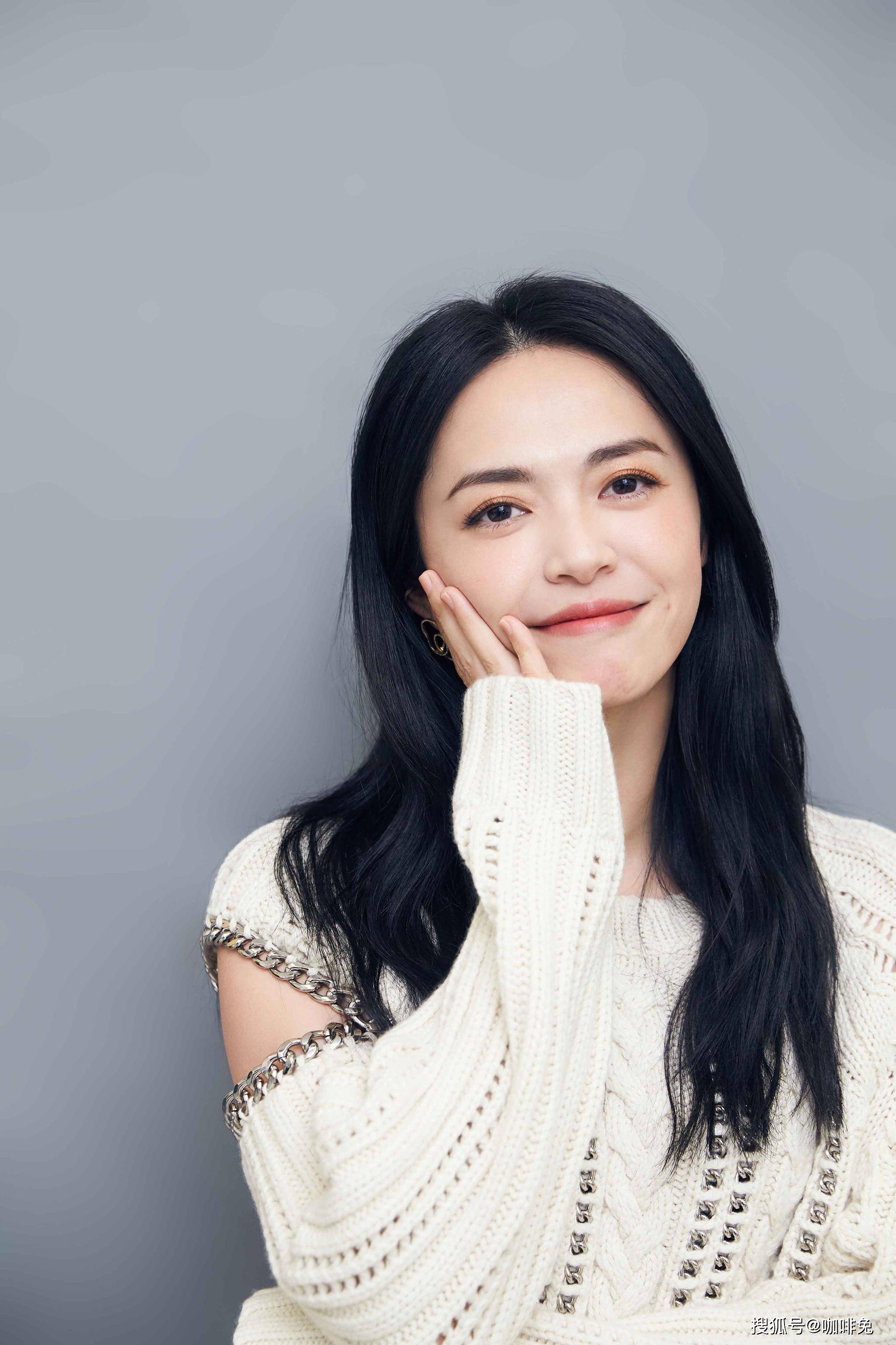 辣妈|辣妈姚晨的时尚穿搭，颜色由灰到黑的渐变搭配，创造出万物生机