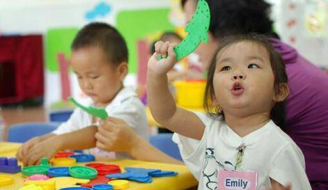 厕所|孩子抗拒去幼儿园，嘴里还嘟囔着“一个人”，宝妈蹲点偷看后气哭