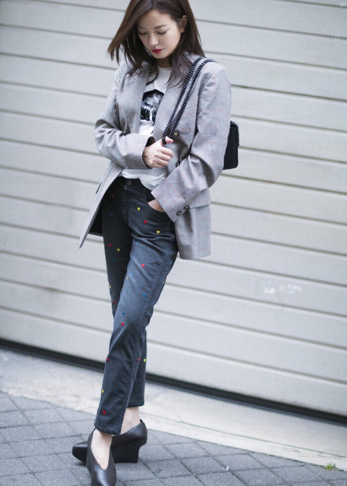 黑色|奔四女人别总羽绒服配打底裤，学赵薇这样穿时髦又高级，美到犯规