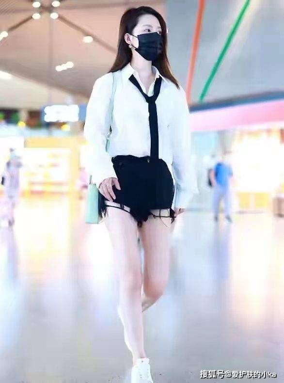 身材|李沁这清新脱俗的气质太上头，明明只是极简白+黑，却吸睛又洋气