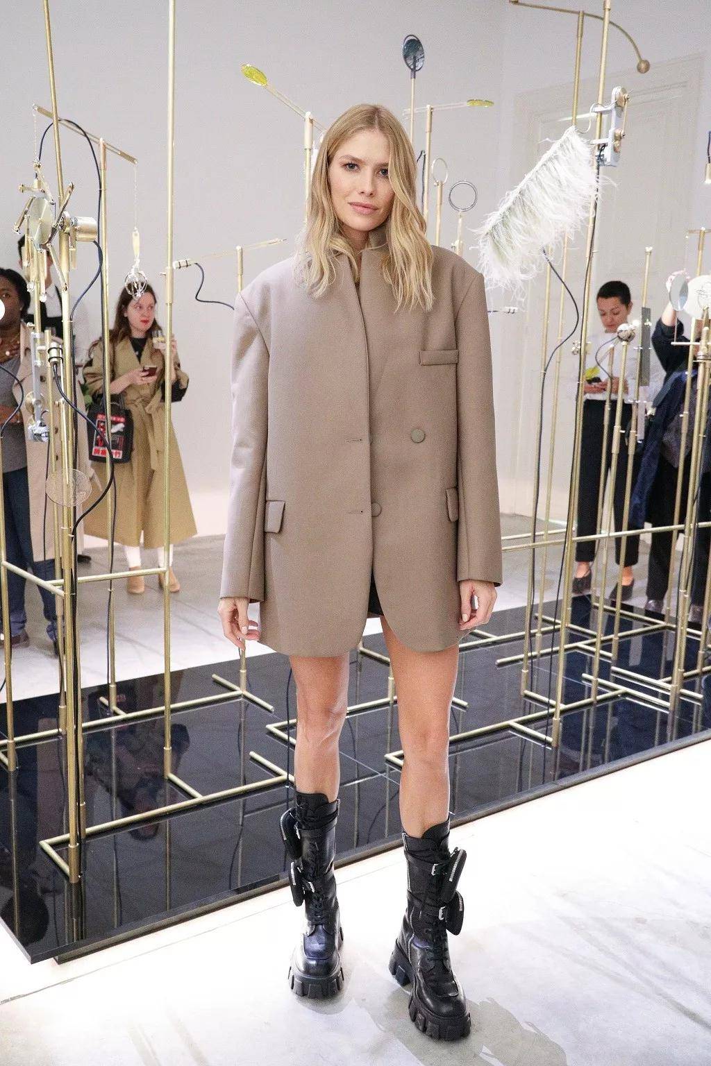 小白|小白鞋已经“失宠”了，现在最火的是这种“靴子”，洋气时髦还显高